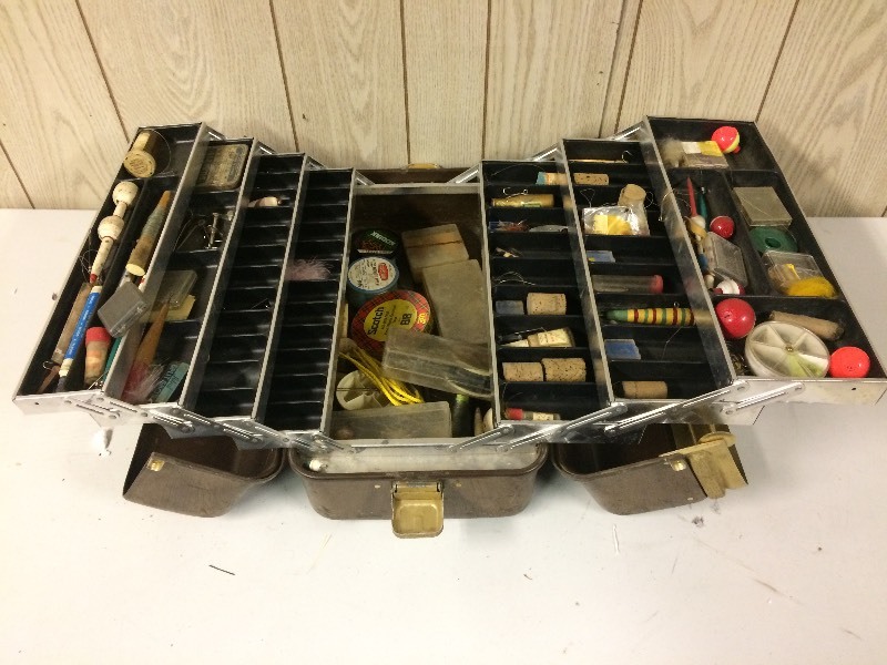 lot 69 image: Vintage Tackle Box & Tackle