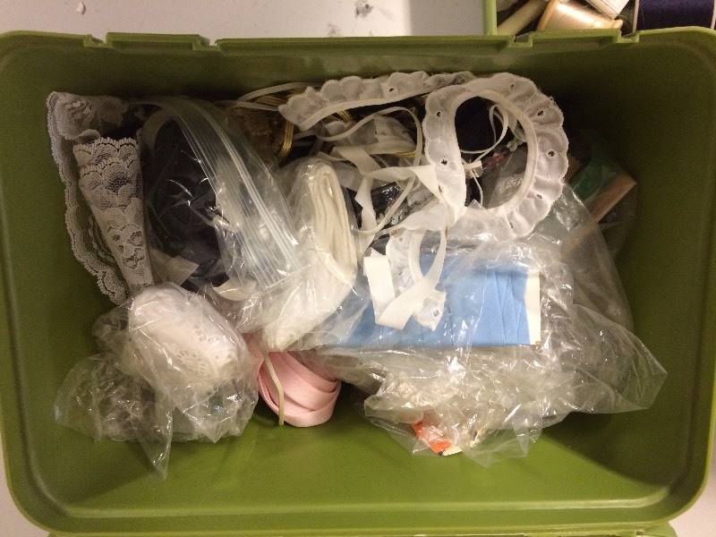 lot 76 image: Vintage Sewing Accessories