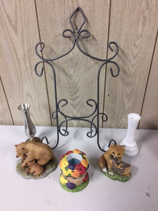 lot 83 image: HOMCO Figurines, vases, Plate Rack