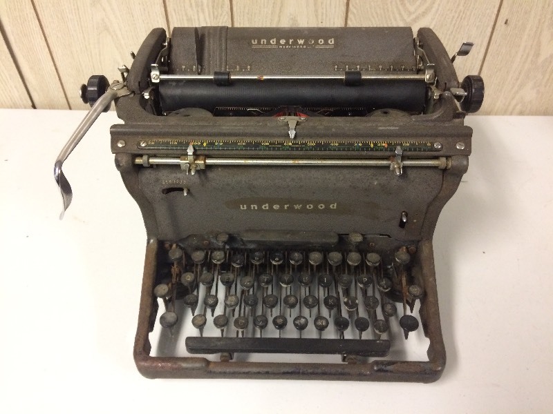 lot 89 image: Vintage Underwood Typewriter