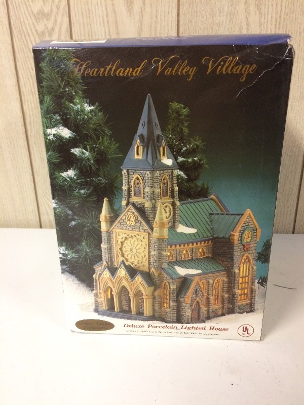 lot 90 image: Hearland Valley Village Porcelain Lighted House