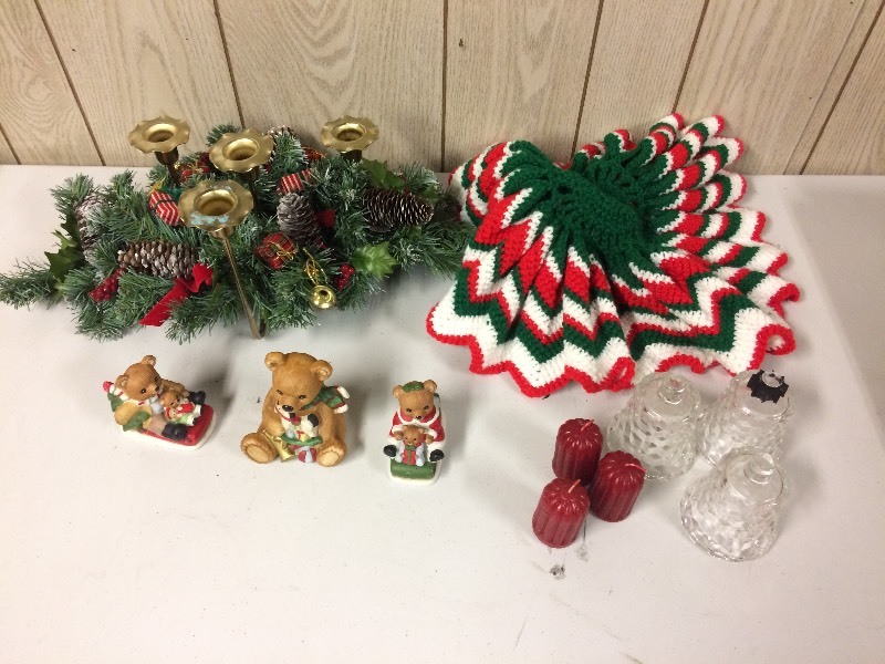 lot 100 image: Christmas Centerpiece