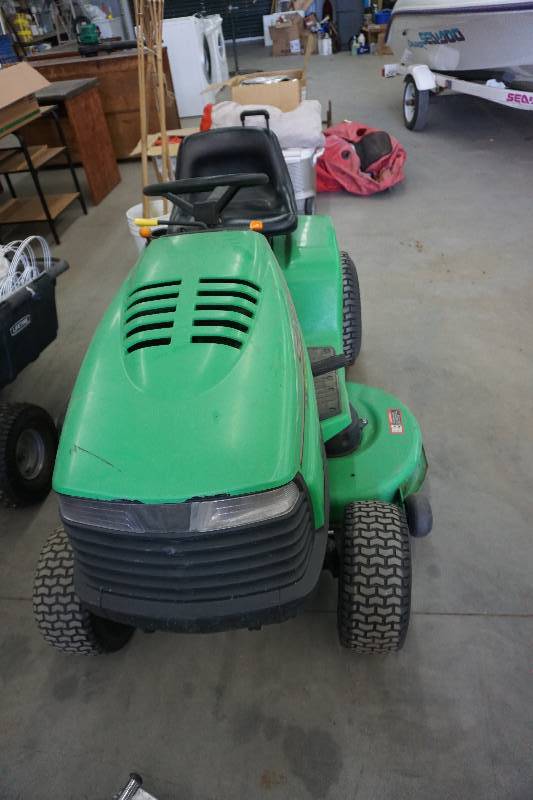 lot 4 image: John Deere Sabre Automatic Riding Lawn Mower