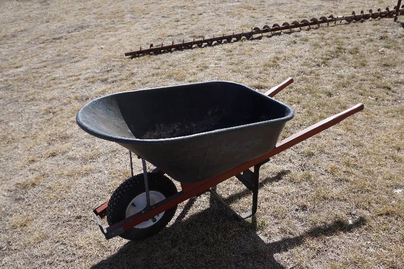 lot 21 image: Iron Brigade Brand Wheel Barrel