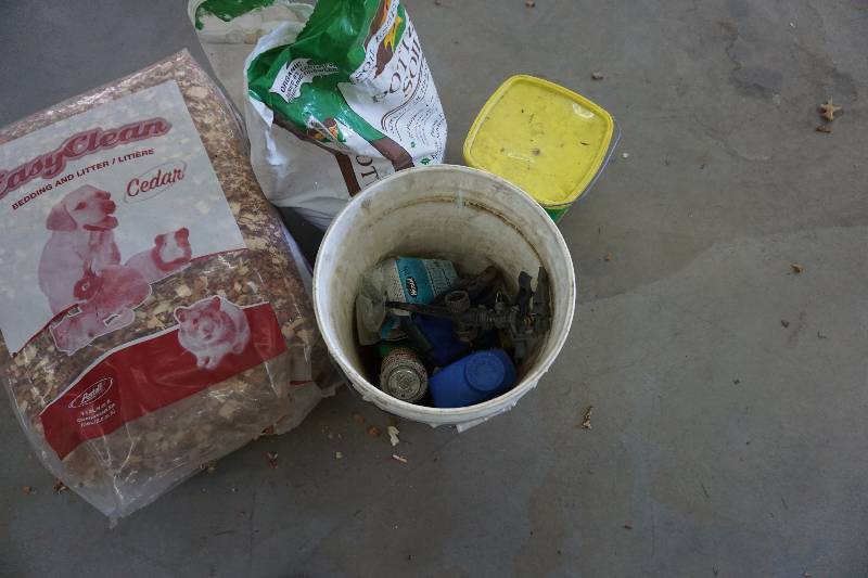 lot 34 image: Lot of Potting Soil, Miracle Grow, Lawn Supplies and Pet Bedding