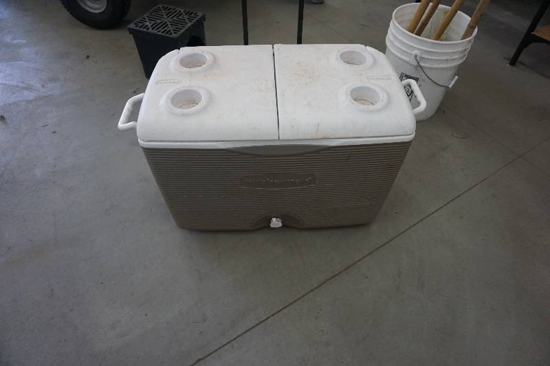 lot 39 image: Rubbermaid Brand CoolerTote