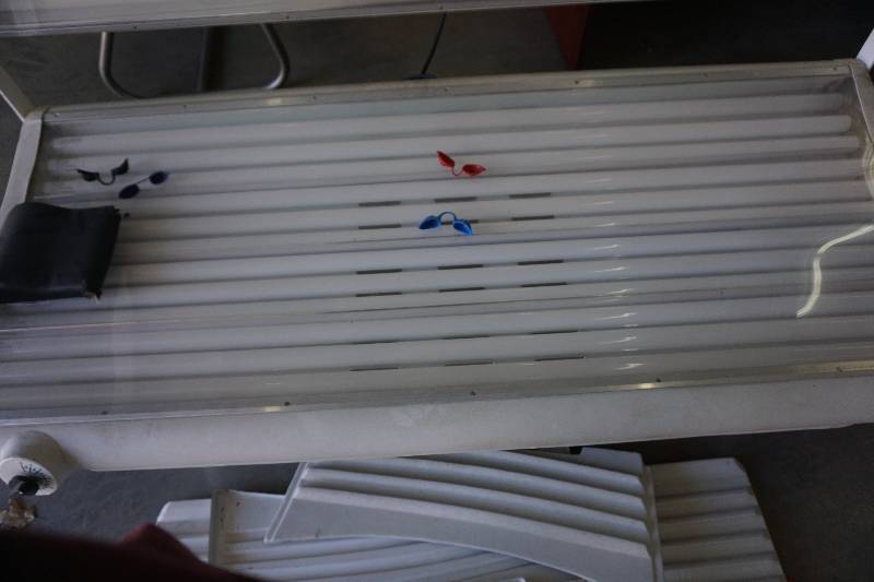 lot 3 image: Sunmaster Brand Model SMRES24 Tanning Bed