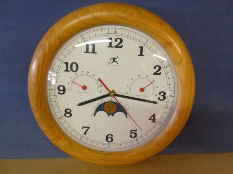 lot 8 image: Clock