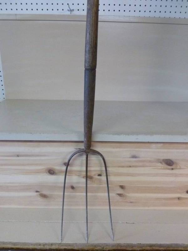 lot 10 image: Vintage Hay Fork