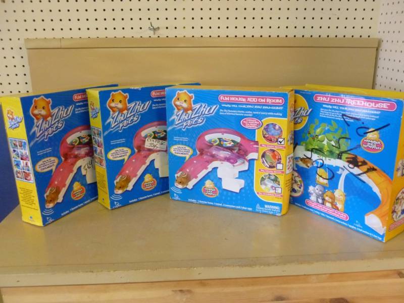 lot 14 image: New Zhu Zhu Pets Toys