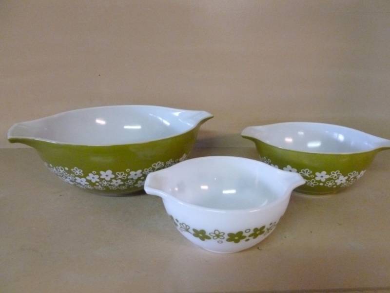 lot 30 image: Pyrex Mixing Bowl Set