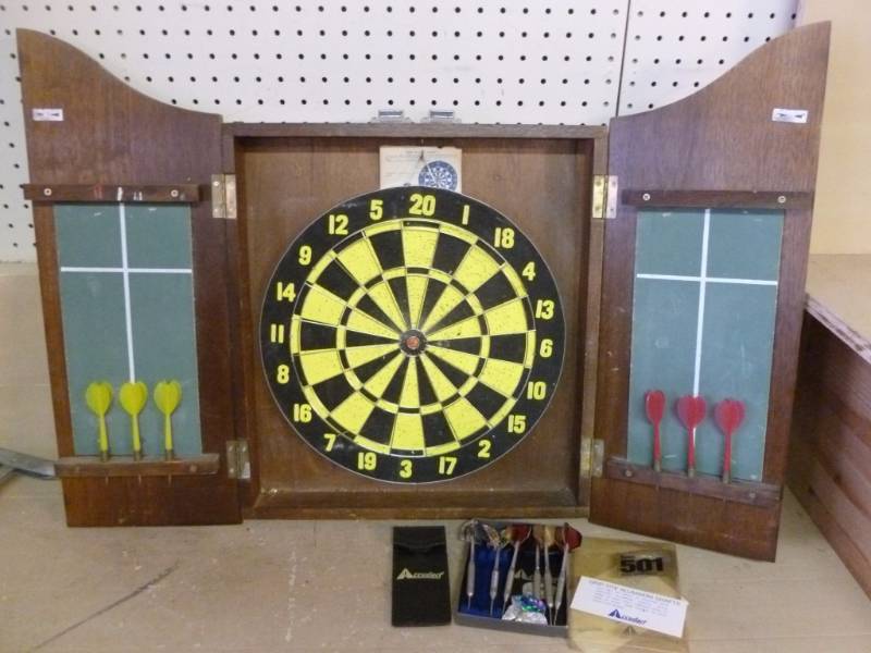 lot 66 image: Dart Set