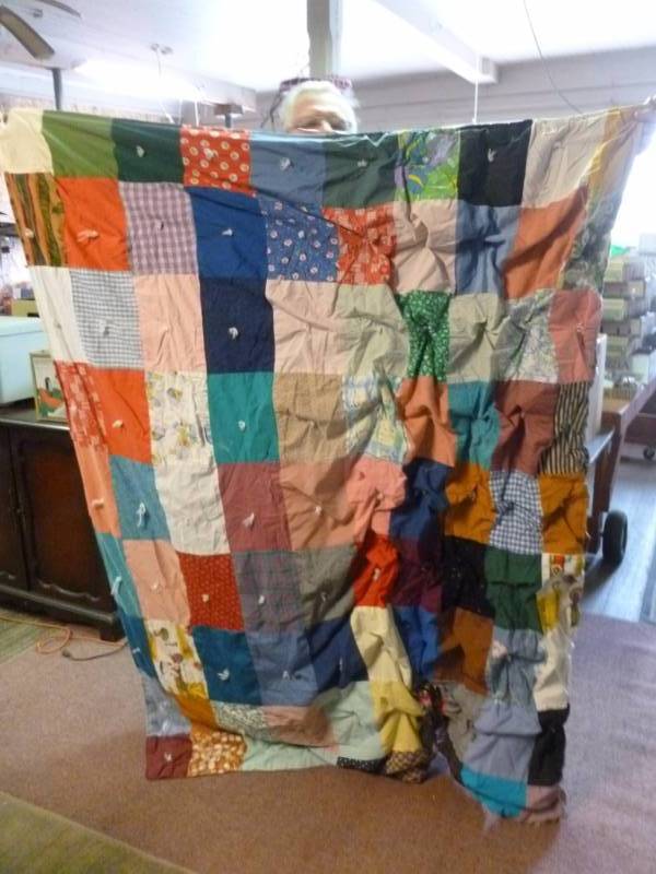 lot 76 image: Vintage Quilt