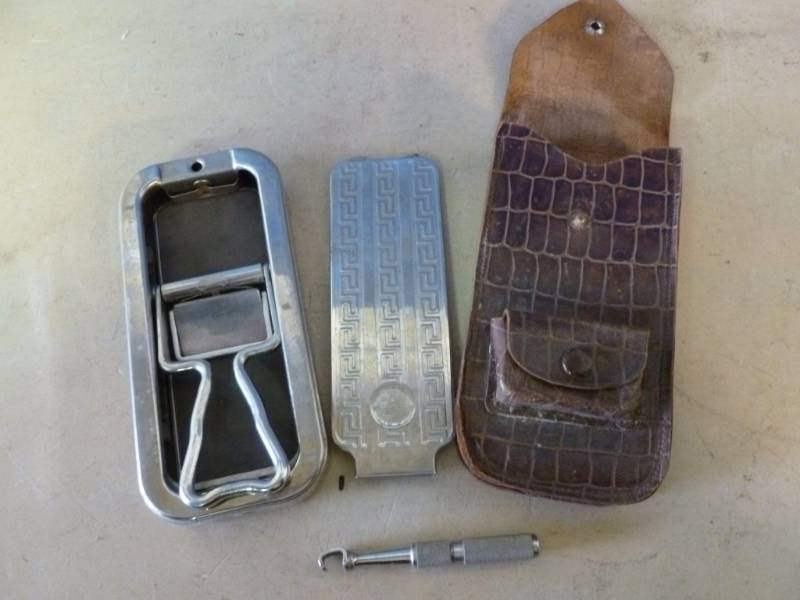 lot 87 image: Vintage Razor Kit