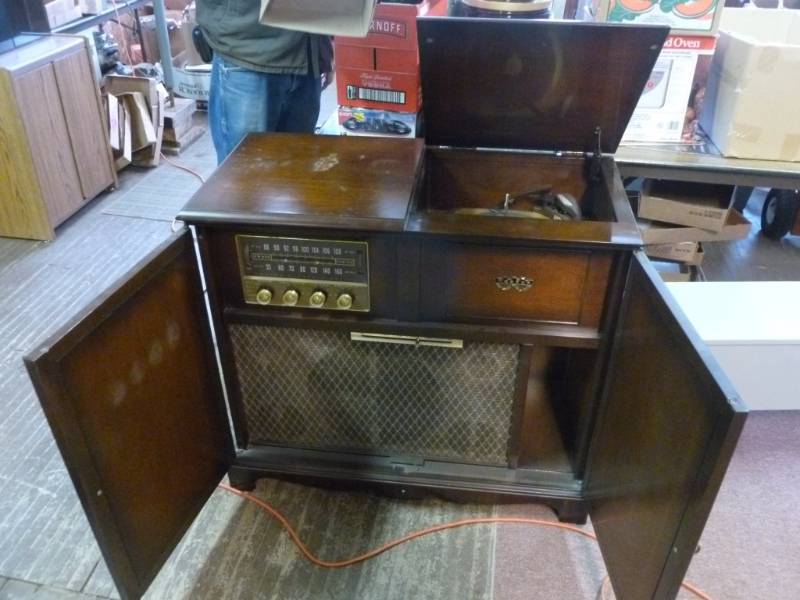 lot 103 image: Vintage Console Stereo