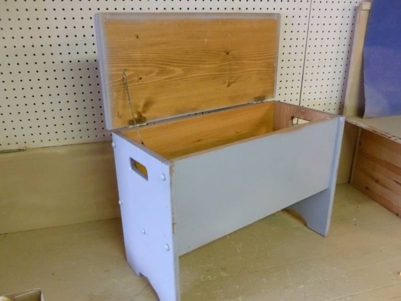 lot 106 image: Bench