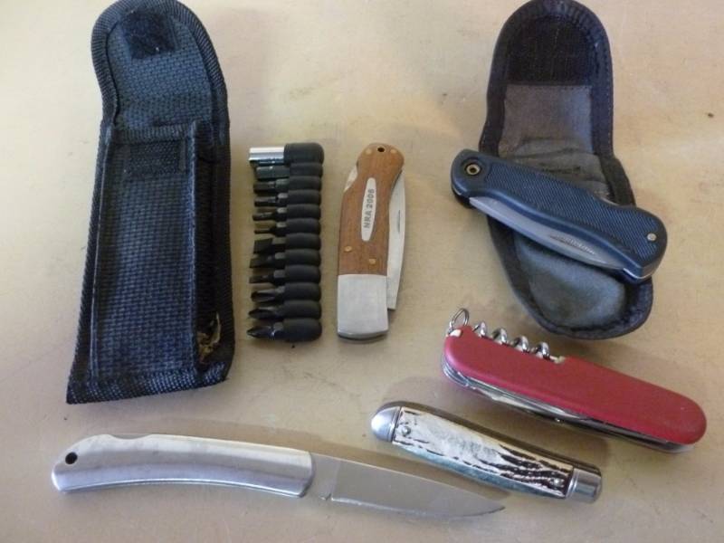 lot 129 image: Pocket Knives