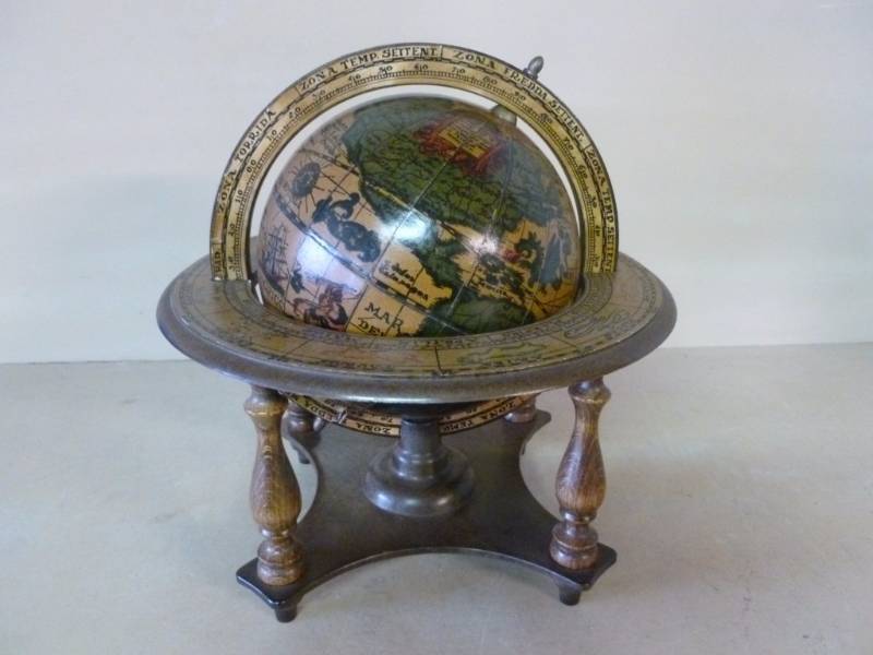lot 192 image: Globe Decoration