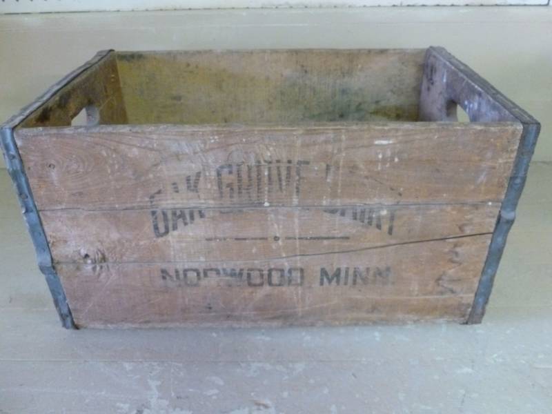 lot 209 image: Vintage Wooden Box