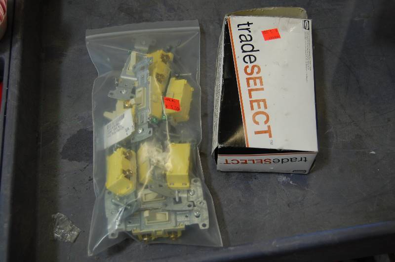 lot 15 image: BRY-Ivory 15AMP 120V Sgl Pole Res Switch-20 switches