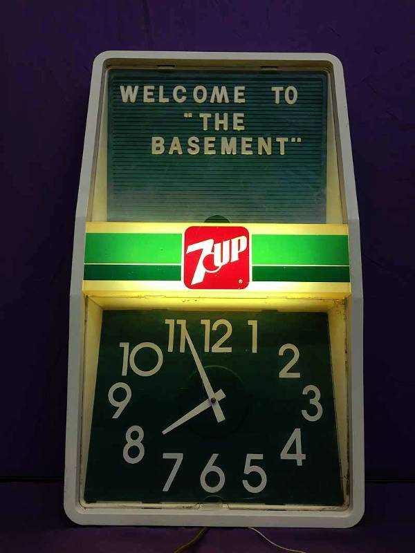 lot 68 image: 7 UP signclock