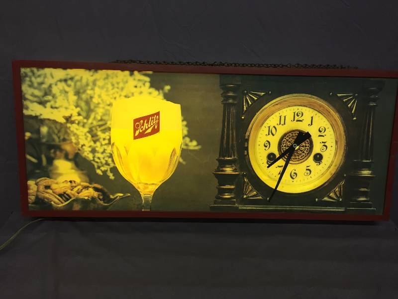 lot 57 image: Old Schlitz Beer LightClock
