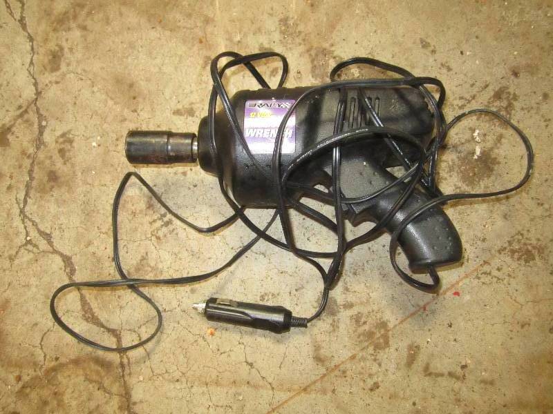lot 9 image: 12 Volt car powered impact wrench...