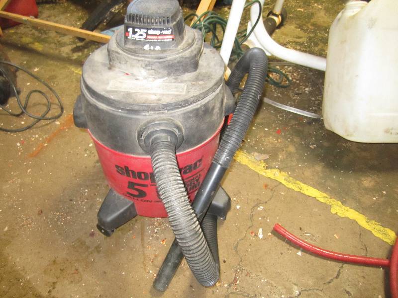 lot 21 image: 5 Gallon shop vac...