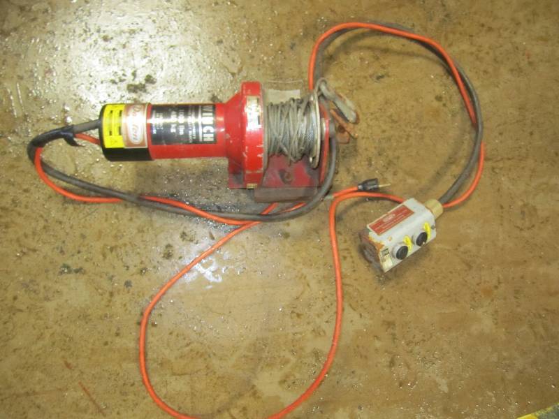 lot 25 image: Dayton 1000 lb electric winch...