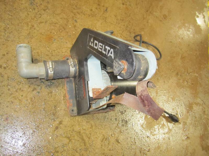 lot 28 image: Delta 1 belt sander...