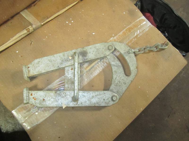 lot 38 image: Large clamp, pallet puller...