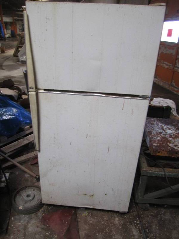 lot 45 image: Amana refrigerator...
