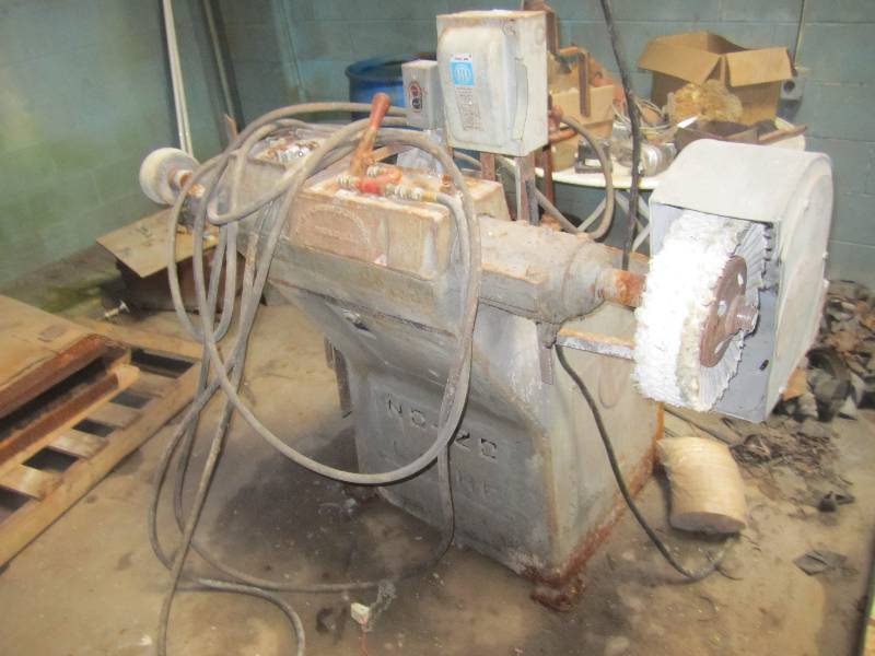 lot 48 image: Electric buffing machine...