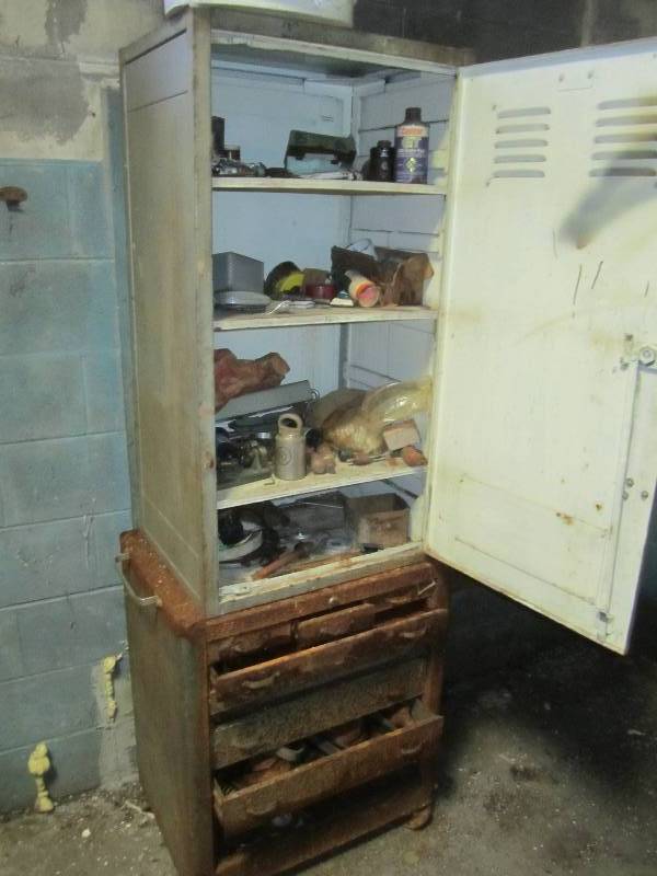 lot 49 image: Metal cabinet filled with tools and...