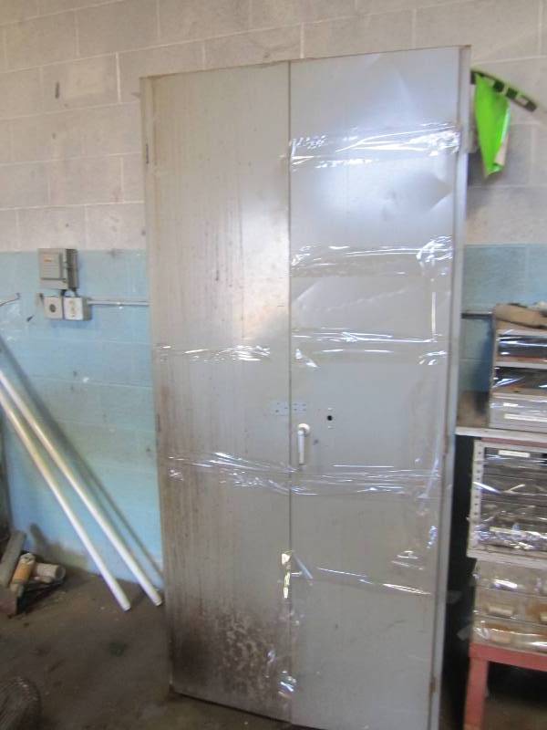 lot 52 image: Metal shop cabinet...