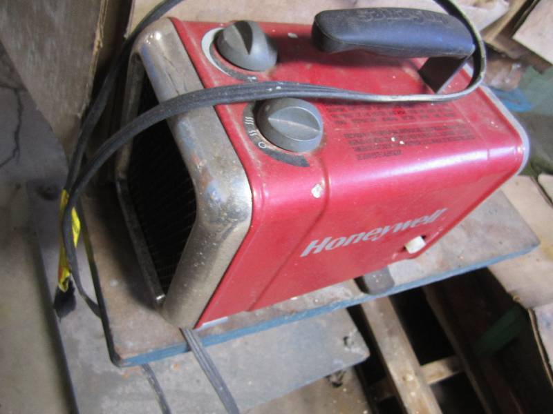 lot 53 image: Honeywell space heater...