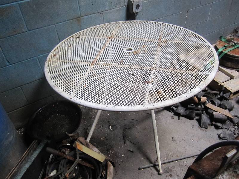 lot 54 image: Metal patio table...
