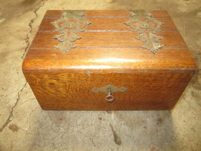 lot 70 image: Vintage jewlery box with key...