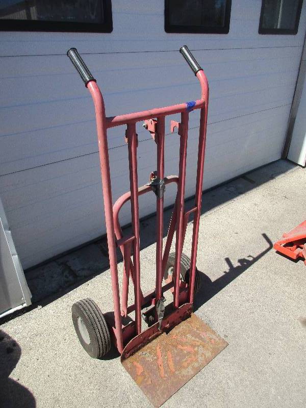 lot 11 image: Cart