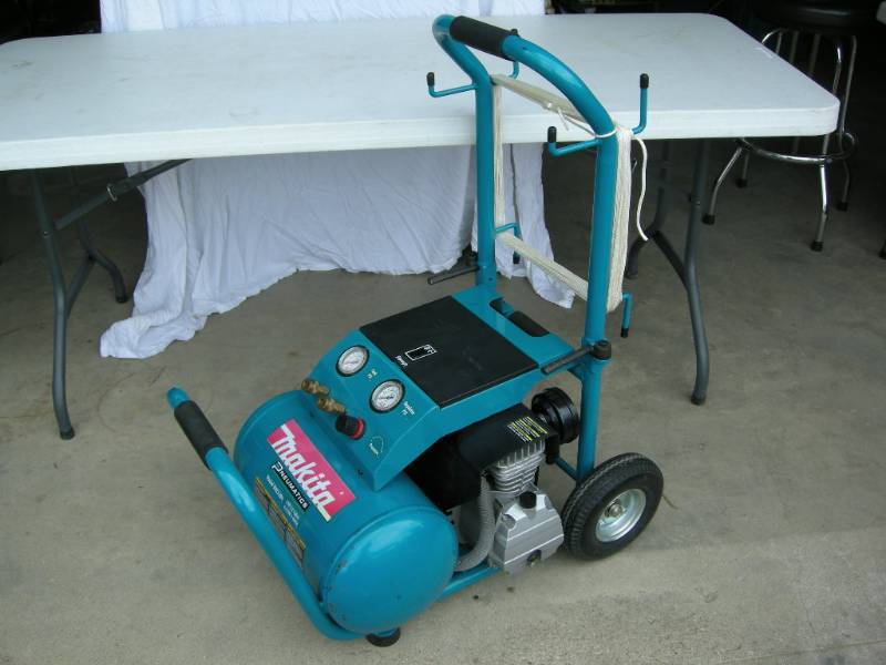 lot 10 image: Makita Portable Air Compressor