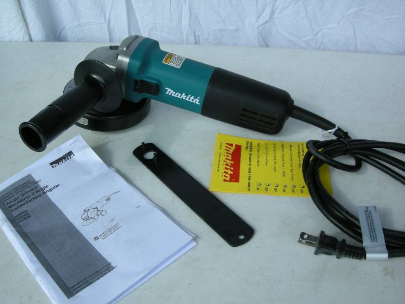 lot 20 image: Makita 4-12 Angle Grinder