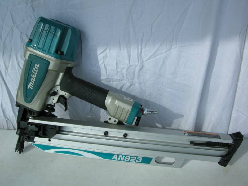 lot 25 image: Makita 21 Degree Framing Nailer