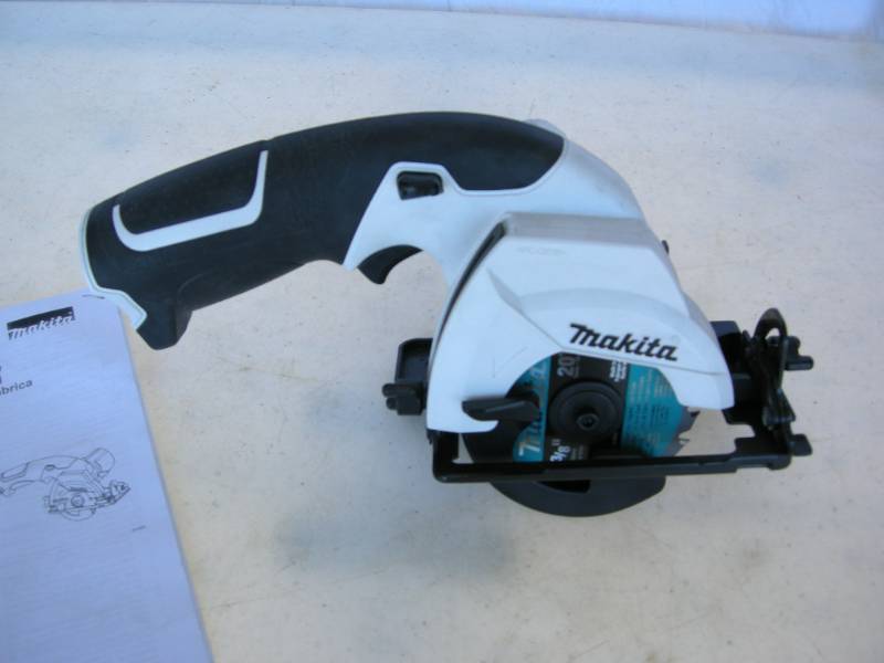 lot 51 image: Makita 38 Cordless Trim Saw