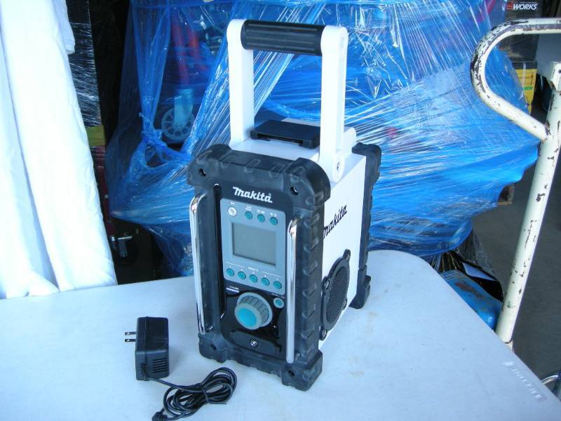lot 70 image: Makita RadioCharger