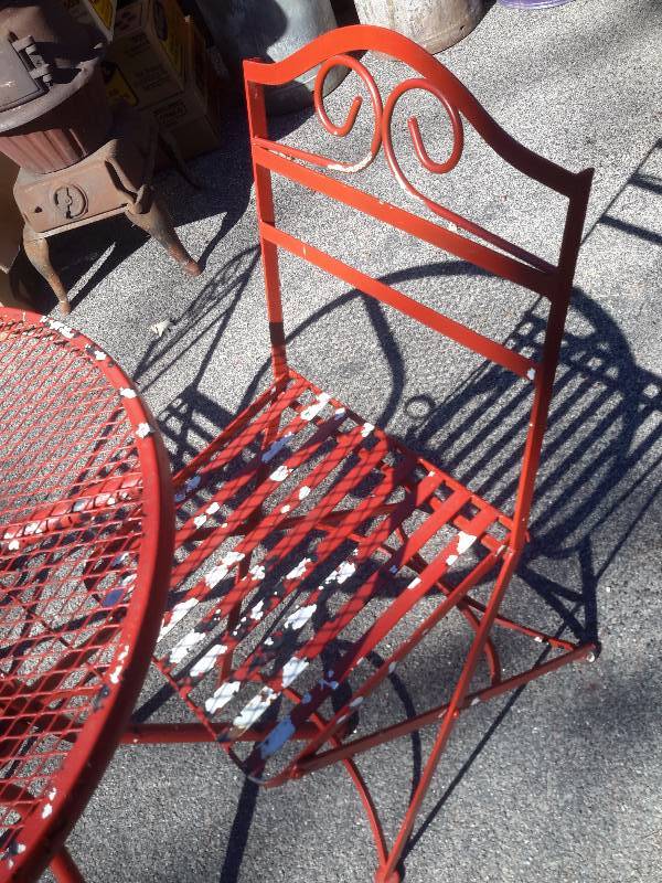 Nice meshmetal table and 2 chairs