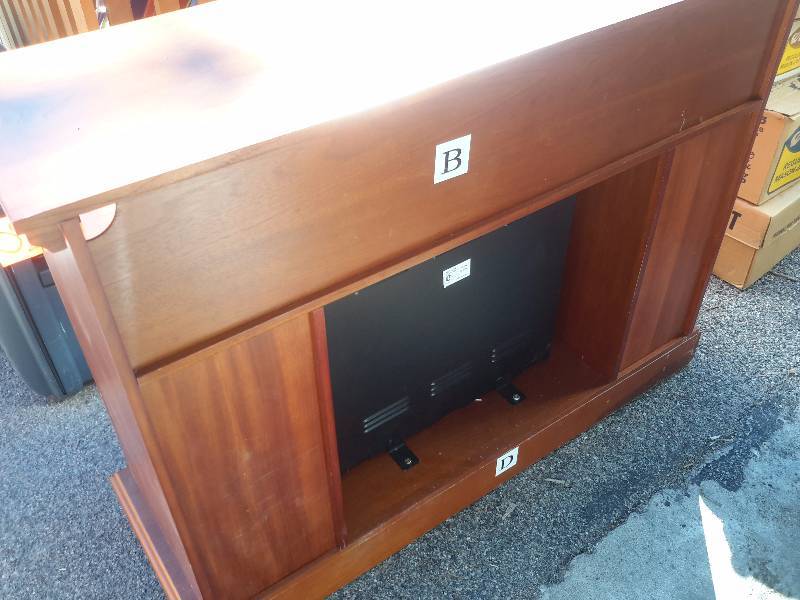 Electric heater with wood frame.. Nice shape.. Tested and works