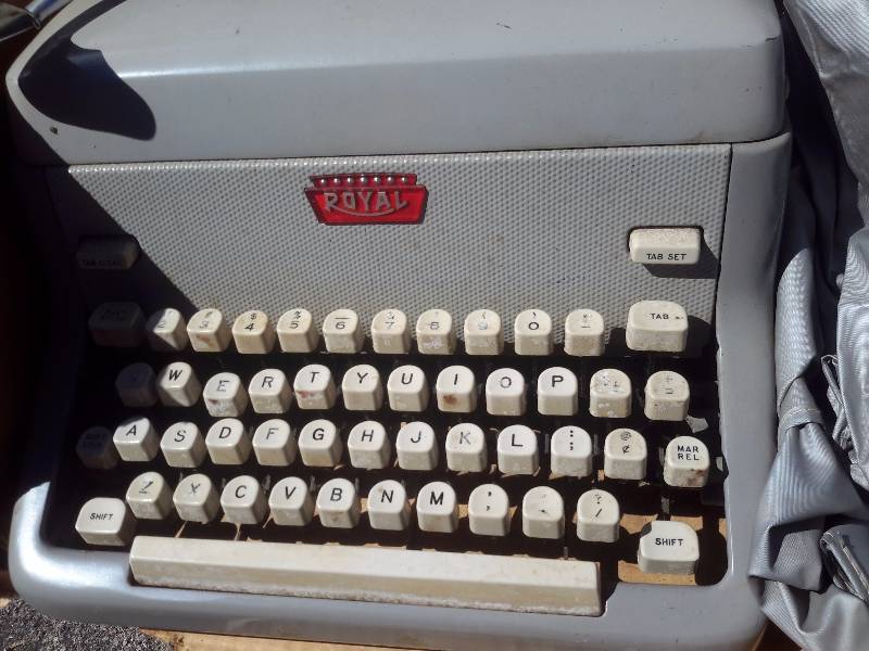Vintage ROYAL Typewriter