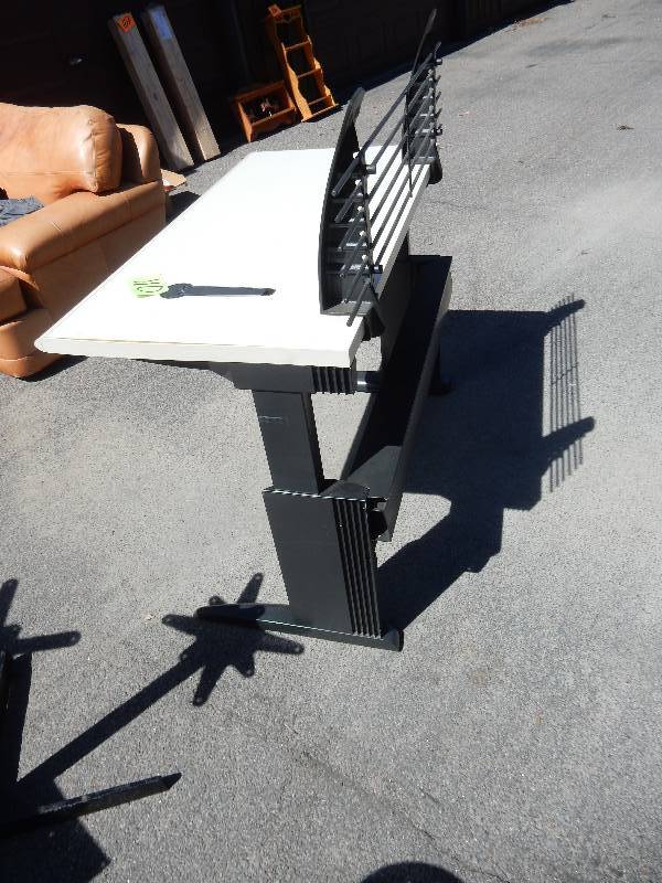Nice Desk.. Raise and lower level.. Raises to approx 36in h