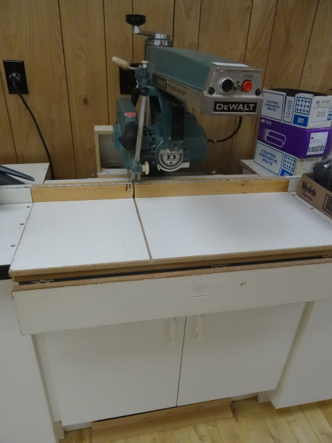 lot 6 image: Dewalt model 500268-00 radial arm s...