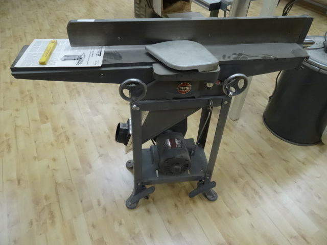 lot 28 image: Delta Rockwell 37 -220 jointer. 0n ...